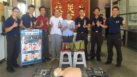 金門縣,金城消防分隊,心肺復甦術,登門致謝,救回一命(圖/金門縣消防局金城分隊提供)中央社