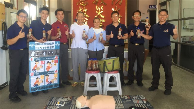 救護車上救回一命！登門致謝學CPR