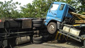 新北市，林口，車禍，追撞，吊卡車，曳引車，翻攝畫面