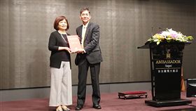 日商白皮書提6大建言　期待深化台日合作台北市日本工商會4日發表2019年白皮書，理事長石川剛也親手遞交白皮書給國發會主委陳美伶。中央社記者潘姿羽攝　108年10月4日