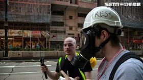 10月1日香港反送中遊行。十月一日，中國國慶歌舞昇平之際，香港本土正上演著激烈的街頭運動，有外國記者不斷向其他記者表示自己受到警方無理對待，包括扣頸，拉扯背包及大力推撞等，情緒十分不滿。（圖／三立新聞網駐香港記者王志杰攝）