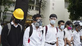 9月2日三罷運動，香港皇仁學院全副武裝參與罷課抗議。（圖／美聯社／達志影像）