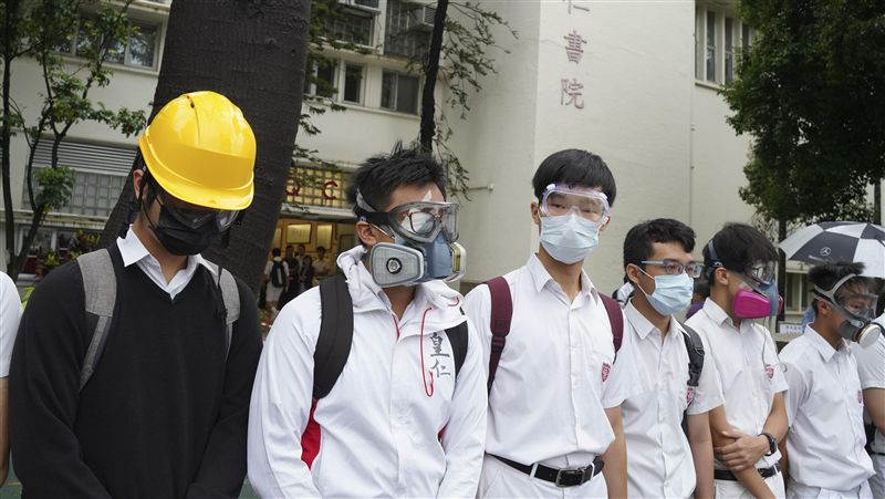 港府通告學校：學生校內外禁戴口罩！