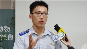 動保團體：應禁止活體弓魚（2）台灣動物社會研究會4日公布調查影片，指出攤販因顧客迷思使用「活體弓魚」的作法是虐待動物，且會讓魚肉品質變差。台北市動保處動物救援隊隊長吳晉安表示，如果要以虐待動物取締活體弓魚，可能有執法爭議，呼籲明確訂定禁止規範，讓執法有據。中央社記者楊淑閔攝  108年10月4日