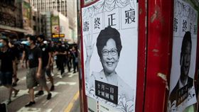 10月1日香港反送中遊行。十月一日，中國國慶歌舞昇平之際，香港本土正上演著激烈的街頭運動，截至下午一時左右，香港各區已出現大量群眾高舉示威標語，沿路均可看到不同的標語及張貼的傳單。（圖／三立新聞網駐香港記者王志杰攝）