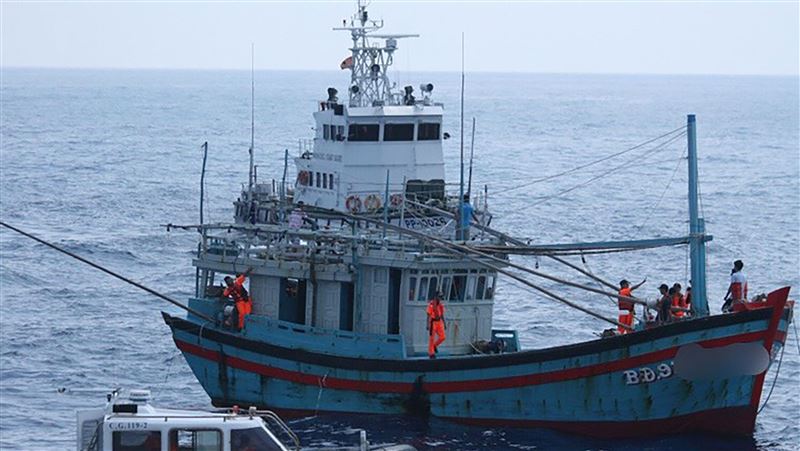 海巡查扣違法越南船　船上滿是漁獲！
