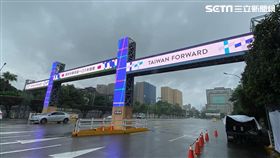 國慶牌樓（圖／讀者提供）