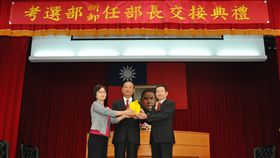 許舒翔接任考選部長　推動國考申論題線上應試考選部舉行新任卸任部長交接典禮，常務次長曾慧敏（左）代理卸任部長蔡宗珍將印信交給新任部長許舒翔（右），並由考試院長伍錦霖（中）監交。（考選部提供）中央社記者余祥傳真 108年10月4日