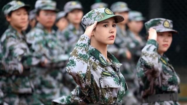 女大生超美軍訓照曝光！網暴動：簽了