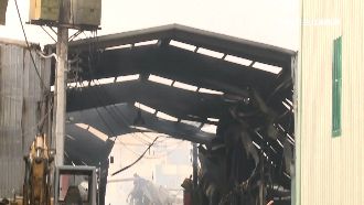 左廠燒到右棟　遮雨棚積濃煙延燒釀禍