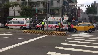 小黃衝撞救護車　急病婦人險延誤救醫