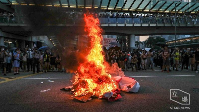 大三罷暴動升級！黑衣人闖餐廳放火