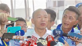 出訪美國  韓國瑜：行程規劃尚未定案有媒體報導國民黨總統參選人、高雄市長韓國瑜（中）將在11月初出訪美國；韓國瑜3日受訪表示，美國是中華民國對外最重要的盟友，美台關係非常的穩定，美台之間的交流也非常順暢，目前「我個人對美國的規劃還沒有完全定案」。中央社記者董俊志攝  108年10月3日