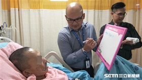 駐台北印尼經濟貿易代表處人員確認布迪的資料。（圖／童綜合醫院提供）