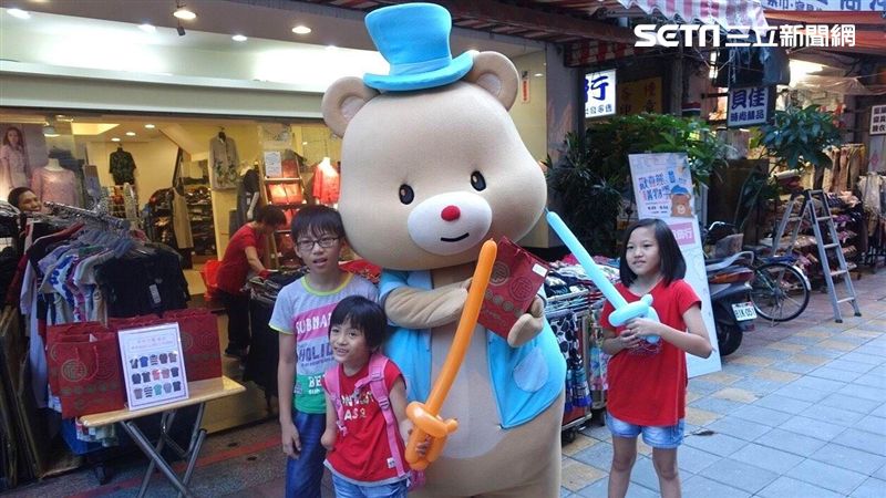 最大親子文創市集　即將封街飆行李箱