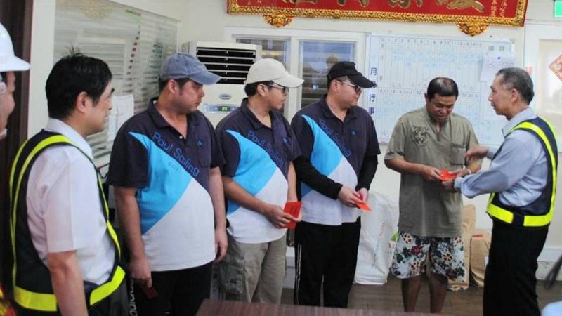 油罐車司機撿回一命　加油站員收謝禮