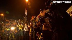 示威者宣讀《香港臨時政府宣言》（圖／特約記者王志杰攝影）