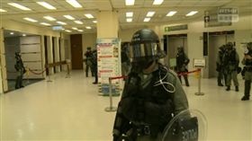 香港14歲男學生中彈 防暴警察進駐醫院（圖／翻攝自香港突發事故報料區臉書）