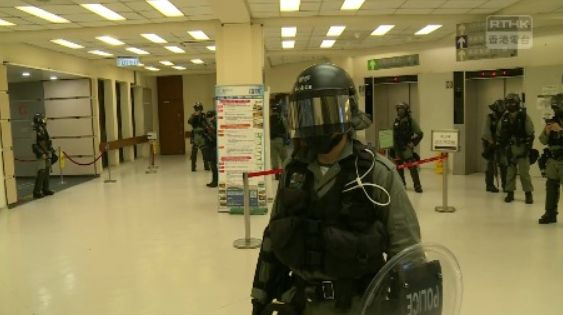 香港14歲學生中彈…防暴警包圍醫院