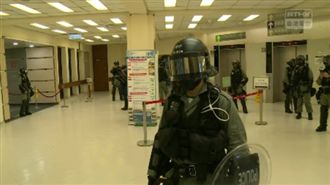 香港14歲學生中彈…防暴警包圍醫院