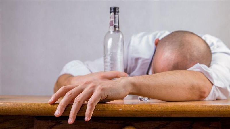 睡前一杯助眠？醫師喝到肝壞脾臟腫大