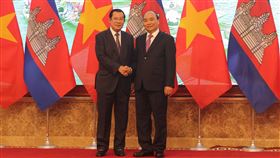 越柬總理會談　承諾不讓第3國建軍事基地柬埔寨總理洪森與越南總理阮春福4日在河內市會談，一致同意深化兩國關係，堅持不允許任何組織或個人使用本國領土危害對方國家安全的原則。中央社河內攝　108年10月4日