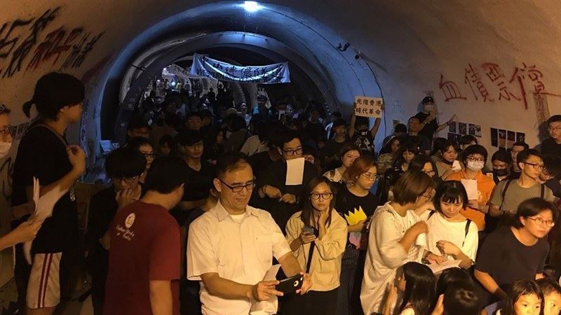 挺港快閃活動　中山連儂隧道百人高歌