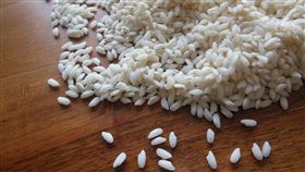 女子吃生米。（示意圖／翻攝自pixabay）