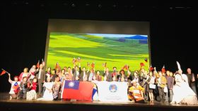 僑委會國慶文化訪問團  紐約演出僑務委員會「108年國慶文化訪問團」美東時間3日在紐約長島大學演出，「舞鈴劇場」團員與來賓合照時揮舞國旗，凝聚僑胞向心力。（紐約華僑文教服務中心提供）中央社記者尹俊傑紐約傳真  108年10月5日