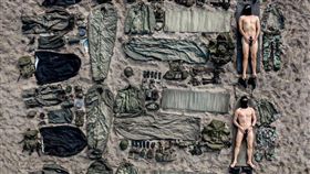 荷蘭,陸戰隊員,開箱,全裸。(圖/翻攝自推特)