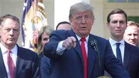 美墨加談成貿易協定 庫許納扮要角美國總統川普（中）1日表示，USMCA將讓北美重返製造業強大集團，他感謝貿易代表萊特海澤（左）及他的女婿、白宮資深顧問庫許納（右）的努力。中央社記者鄭崇生華盛頓攝 107年10月2日
