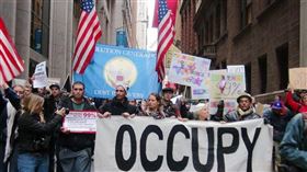 2011年一群不滿經濟不公平的民眾透過網路號召，在曼哈頓金融區發起「占領華爾街」運動。（中央社檔案照片）
