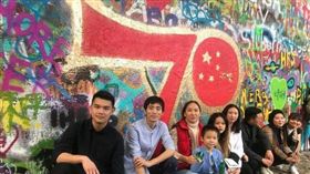 中國遊客在捷克反共牆，藍儂牆上噴漆慶中共國慶，捷克人火大神反擊。（圖／翻攝自微博）