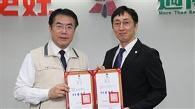 台南市長黃偉哲（左）8月14日在市政會議上頒發「城市外交顧問」聘書給野崎孝男（右），這也是野崎3度受聘出任台南市城市外交顧問。（台南市政府提供）