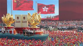 中共十一遊行揭密（1）中共在建政70週年當天閱兵與遊行，當70輛主題花車出現在長安街時，車底下竟都埋伏了幾十名中國人民公安大學的學生，萬一車子拋錨，就可變身為「人力車」。圖為遊行中的「一國兩制」方陣與花車。（中新社提供）中央社　108年10月5日