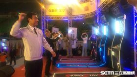 ▲立法院長蘇嘉全體驗飛鏢。（圖／記者林辰彥攝影）