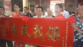 感念李光前殉國70年  金門各界獻匾金門縣各界紀念古寧頭戰役暨李光前將軍殉國70週年，舉辦系列活動，金門縣議會議長洪允典（前中）等人5日獻祭並獻匾。（李光前廟管委會提供）中央社記者黃慧敏傳真  108年10月5日