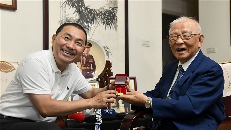 侯友宜訪百歲將軍許歷農　贈重陽禮金