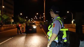 男遇臨檢要求員警出示證件　警署籲切勿挑釁有駕駛遇攔查卻要求員警出示警員證惹議。警政署30日表示，員警行使職權時，依法只要穿制服或出示證件即可，呼籲民眾配合警方執行公務、切勿挑釁。（警政署提供）中央社記者黃麗芸傳真　108年1月30日