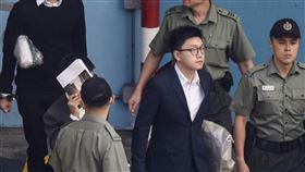 旺角騷亂  梁天琦被判刑6年兩年前在香港發生的旺角警民衝突案宣判，前香港本土民主前線發言人梁天琦（中著西裝者）參與暴動罪成，11日被香港高等法院判囚6年。（中新社提供）中央社  107年6月11日