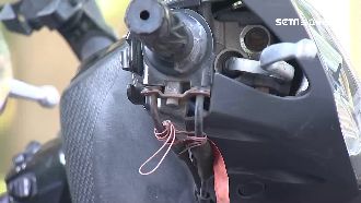 怪男專剪油門線！騎士催油門暴衝險傷