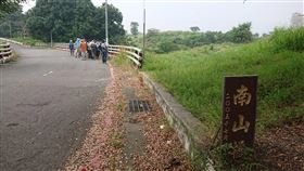 台南南山公墓面臨開發危機　文史團體發起搶救占地上百公頃的台南市南山公墓近來面臨開發危機，在地文史團體發起搶救行動，5日實地踏查，盼守護當地文化。中央社記者張榮祥台南攝　108年10月5日