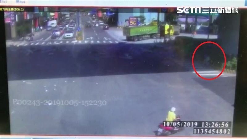 台64貨櫃車自撞釀隔音牆墜落 民眾驚慌躲避驚悚畫面曝光 | Vidol TV 追劇線上看