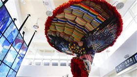 花蓮公共藝術票選　太魯閣車站織路人氣最高花蓮縣文化局主辦「最愛–花蓮公共藝術」票選活動，投票已於9月底截止，結果5日揭曉，位於太魯閣火車站內的作品「織路」，是由太魯閣族藝術家林介文創作，人氣最高。（花蓮縣文化局提供）中央社記者張祈傳真　108年10月5日