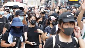 不理禁蒙面法　港人仍戴口罩遊行香港反送中示威者不理會港府祭出禁蒙面法，5日遊行時依舊戴上口罩。中央社記者張謙香港攝　108年10月5日