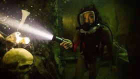 絕鯊47：猛鯊出籠 劇照