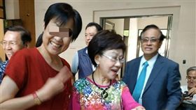 ▲楊姓韓粉與呂秀蓮合照（圖／翻攝楊姓韓粉臉書）