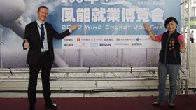 中市府攜丹麥商務辦事處  風能就業博覽會徵才台中市政府與丹麥商務辦事處5日攜手舉辦「風能就業博覽會」，邀請多家風能大廠設攤，提供逾百個職缺，台中市副市長楊瓊瓔（右）與丹麥商務辦事處長柏孟德（左）出席。中央社記者郝雪卿攝  108年10月5日