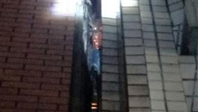 救火弄濕家具差點遭求償　消防員深感無奈嘉義市日前發生消防人員破門救人、射水滅火以免延燒導致更大災損，卻因弄濕家具差點遭民眾求償事件，讓冒險救援的消防員們感到十分無奈。圖為事發當時兩戶共用牆壁的板模起火燃燒。（嘉義市消防局提供）中央社記者黃國芳傳真　108年10月5日