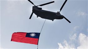 國慶日預演　CH-47吊掛國旗飛越總統府雙十國慶將至，國防部2日出動CH-47運輸直升機吊掛國旗，飛越總統府上空進行預演。（軍聞社提供）中央社記者游凱翔傳真 108年10月2日